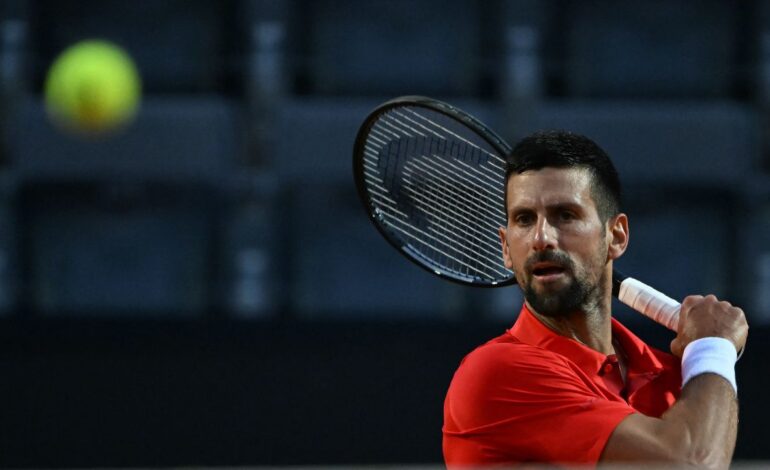 Tenista Novak Djokovic es golpeado con botella tras triunfar en Roma