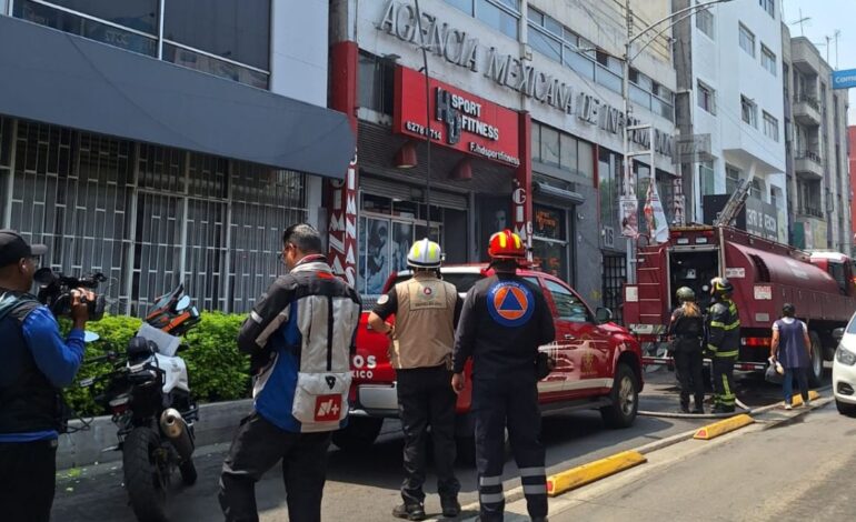 Desalojan edificio por incendio de basura en la Avenida Cuauhtémoc