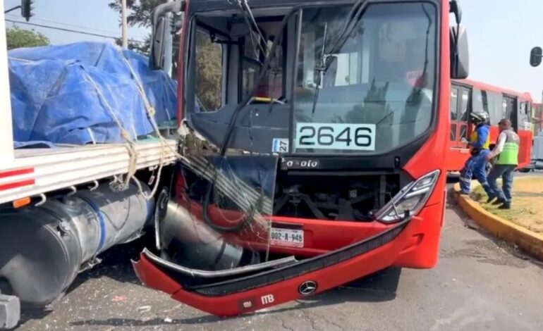 accidente de metrobus en avenida eduardo molina deja siete heridos