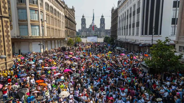 Martí Batres inaugura con carnaval el paso peatonal en el Zócalo