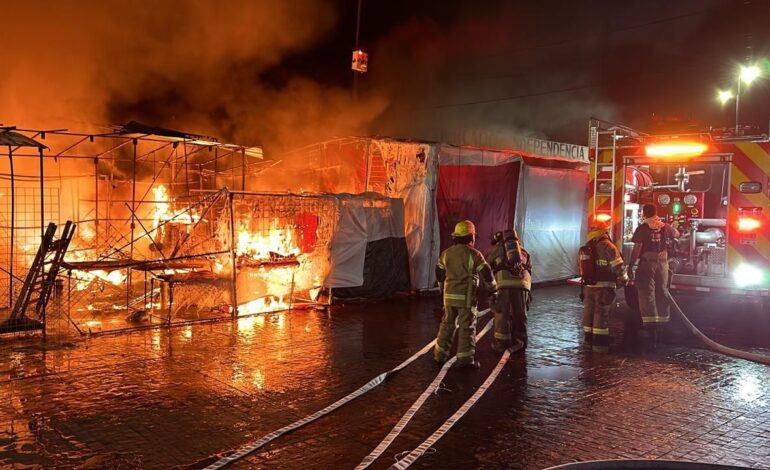 Corto circuito desata incendio en mercado de Morelia y consume 24 puestos