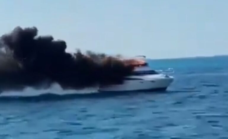 se incendia yate en isla mujeres en cancun rescatan a 10 personas
