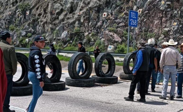 Ejidatarios bloquean la autopista Arco Norte