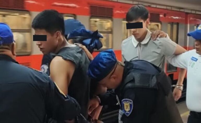 Policías auxiliares detienen a dos por robo de cartera con 3 mil pesos en el Metro