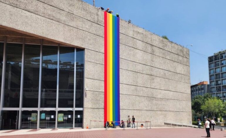 Restituyen bandera LGBT+ en edificio del Infonavit