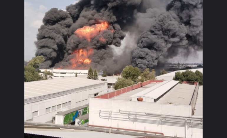 Se registra fuerte incendio en fábrica de plásticos en Ecatepec