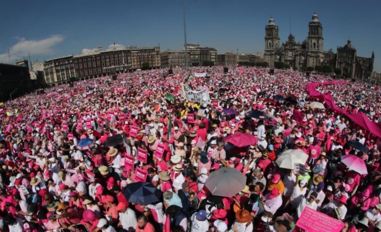 Pide AMLO a Marea Rosa que “le echen ganas“ y se repongan