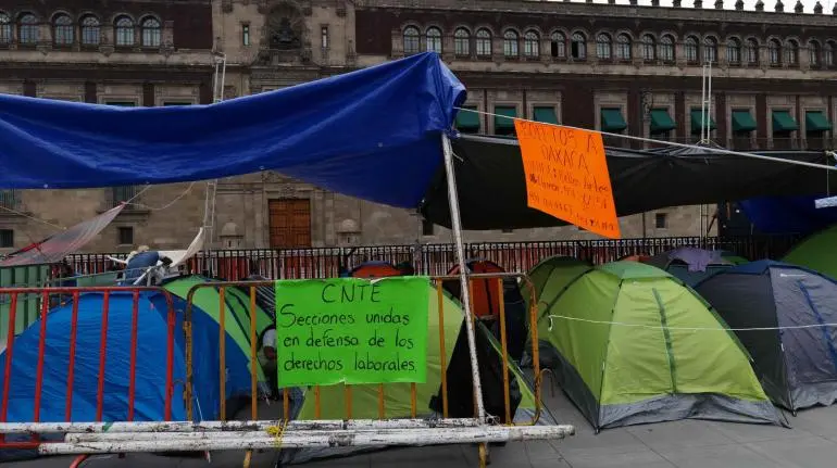 CNTE promete decidir el martes si levanta plantón del Zócalo