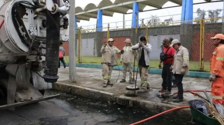 Para evitar inundaciones, en la Venustiano Carranza desazolvan 83 km de drenaje