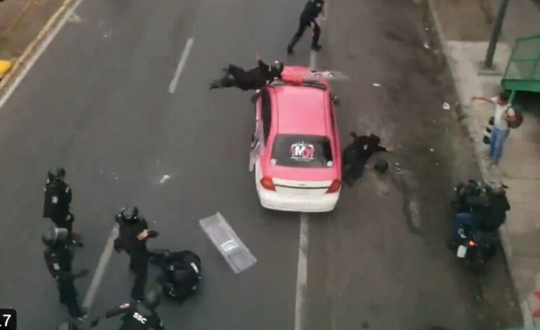 Taxista embiste a policías durante protesta en Insurgentes Sur