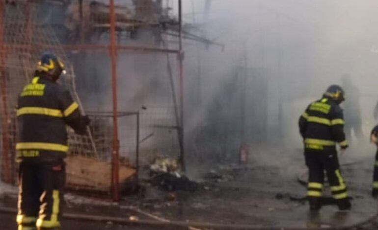 incendio en la merced consume 25 puestos y 7 locales