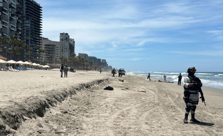 localizan dos cuerpos maniatados en playa revolcadero en zona diamante de acapulco