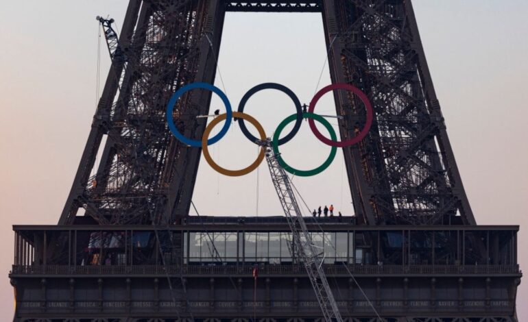 los anillos olimpicos ya lucen en la torre eiffel