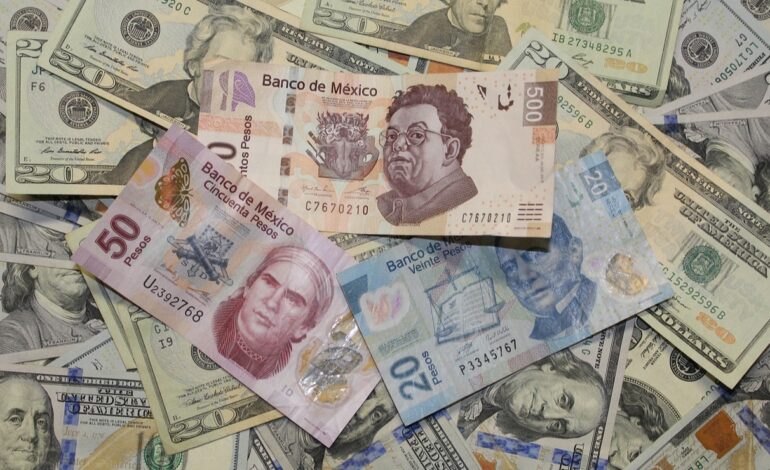 Respira el peso frente al dólar al cotizarse en 18.39 unidades