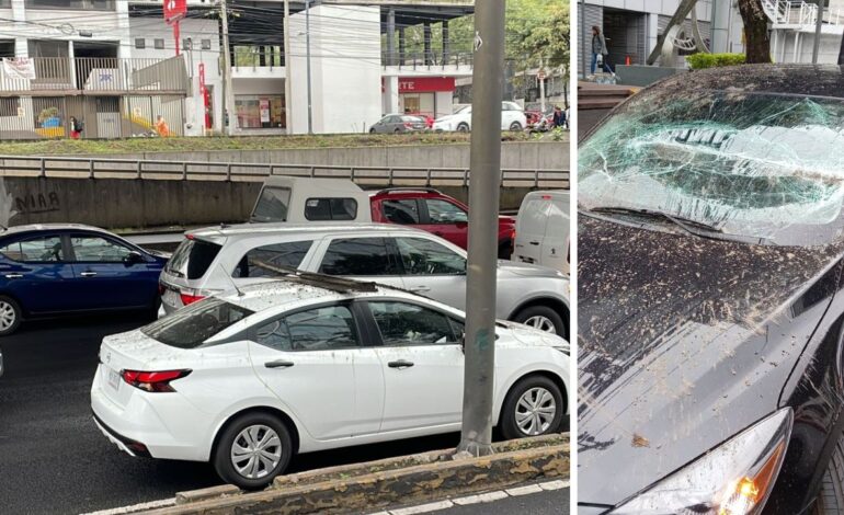 tubo de metal cae del segundo piso del periferico sur hay dos autos afectados