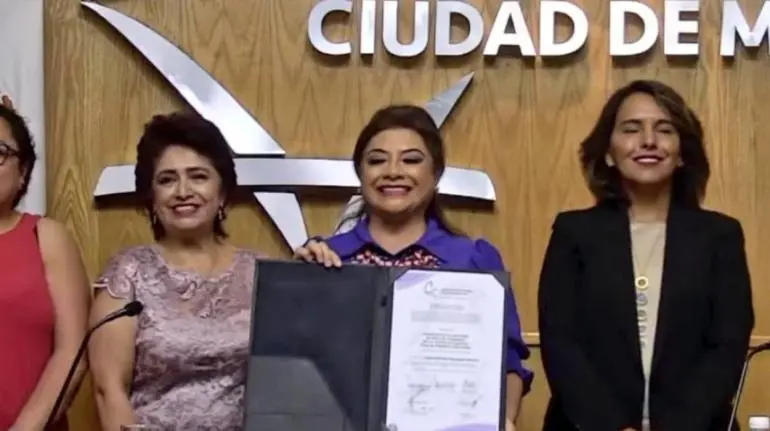 Clara Brugada recibe constancia de mayoría como Jefa de Gobierno de la CDMX