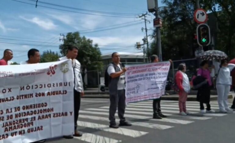 Trabajadores de Salud bloquean Revolución y Barranca del Muerto por falta de pagos