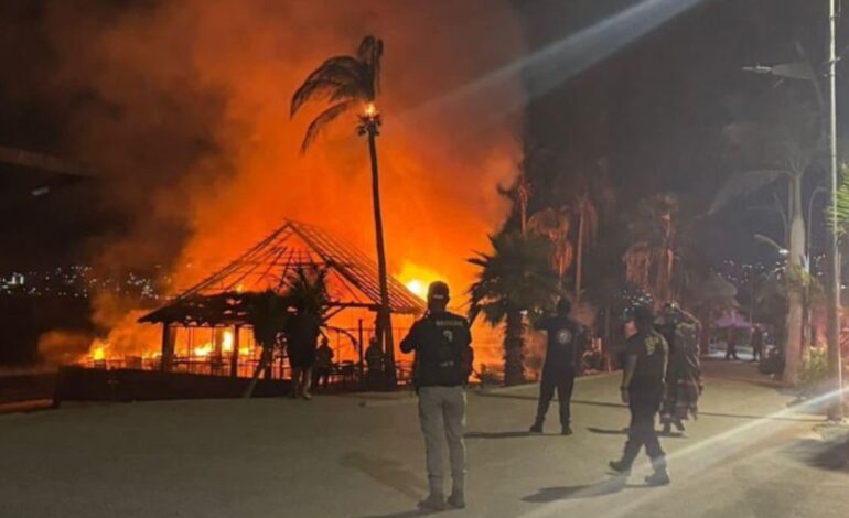 Incendio en playa Papagayo de Acapulco consume tres restaurantes