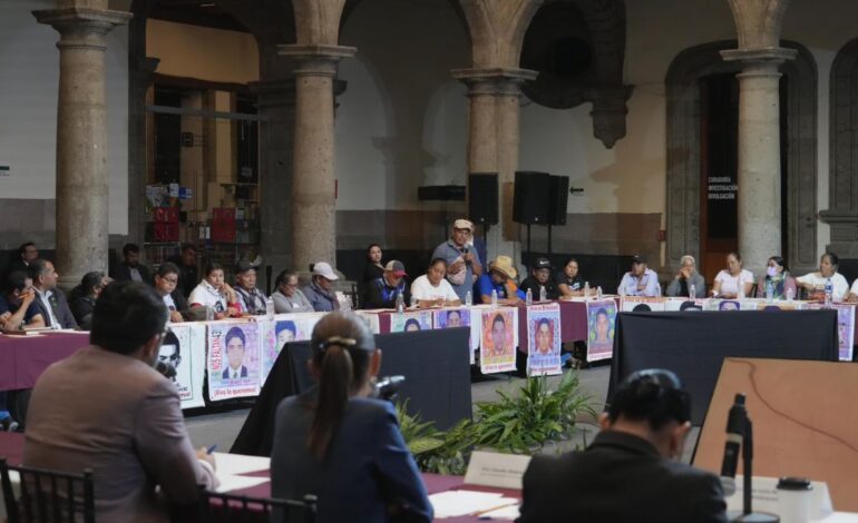 Sheinbaum se compromete a seguir la búsqueda de los 43 de Ayotzinapa
