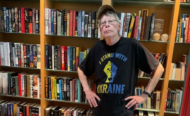 Stephen King pide a Biden no buscar la reelección