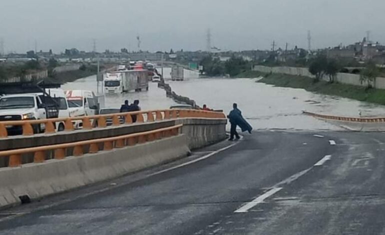 Lluvia afecta varios puntos del Circuito Exterior Mexiquense