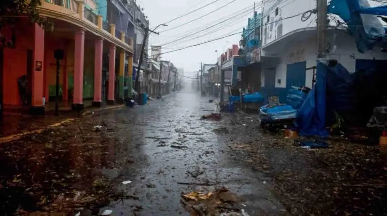 huracan beryl causo perdidas de mil millones de dolares en hospitales de jamaica