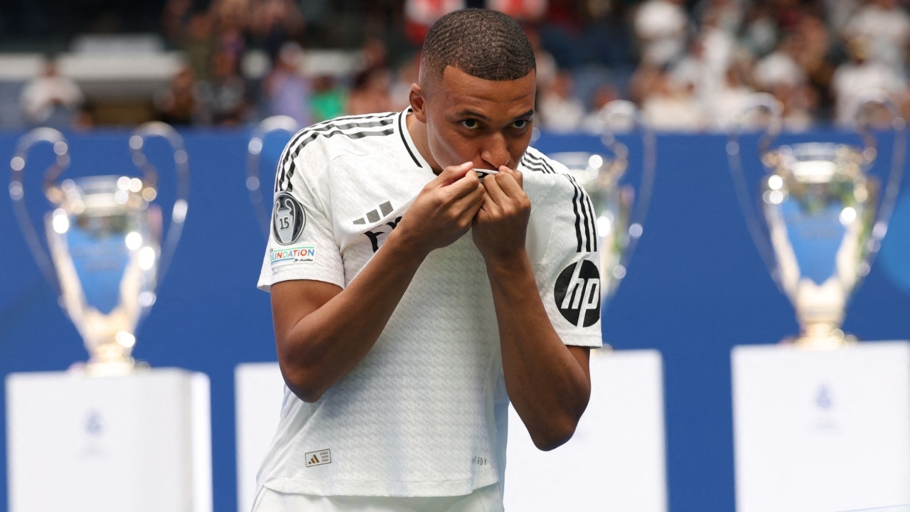 Real Madrid presenta a Mbappé ante miles de aficionados