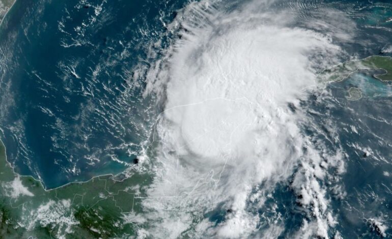 ‘Beryl’ se debilita más y continúa por Yucatán como tormenta tropical