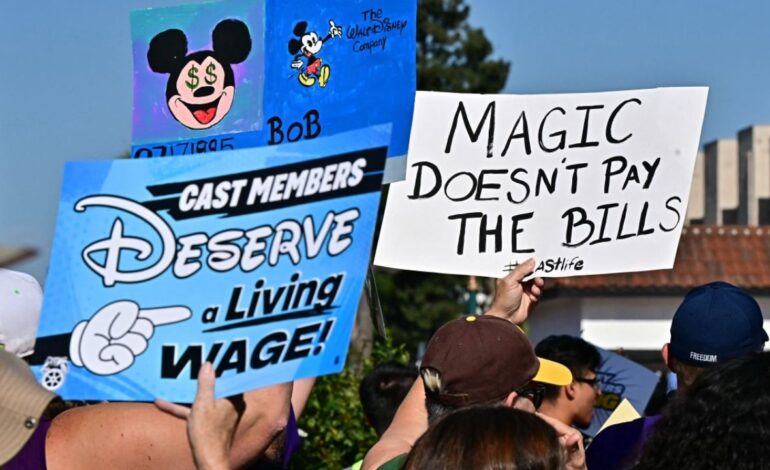 trabajadores de disneylandia amenazan con una huelga por sus salarios