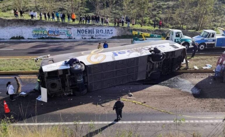 Un muerto y 12 heridos en choque entre tráileres y autobús de pasajeros en Tepetlaoxtoc