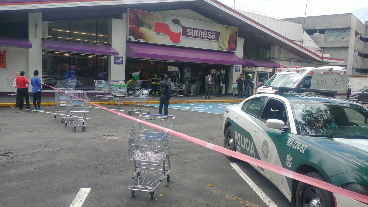 Conductora impacta contra supermercado “Sumesa” en Coyoacán; varios lesionados