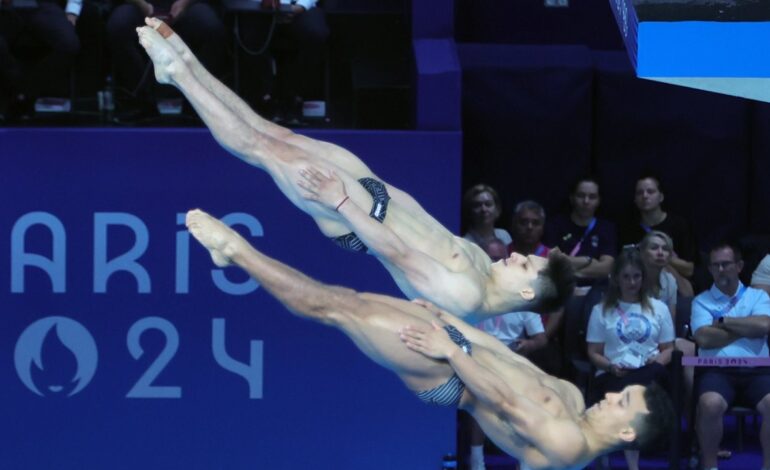 Felicita AMLO a los clavadistas Osmar Olvera y Juan Celaya por la plata en París 2024