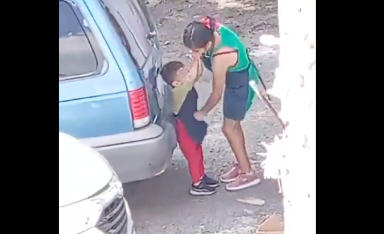 mujer golpea a su hijo