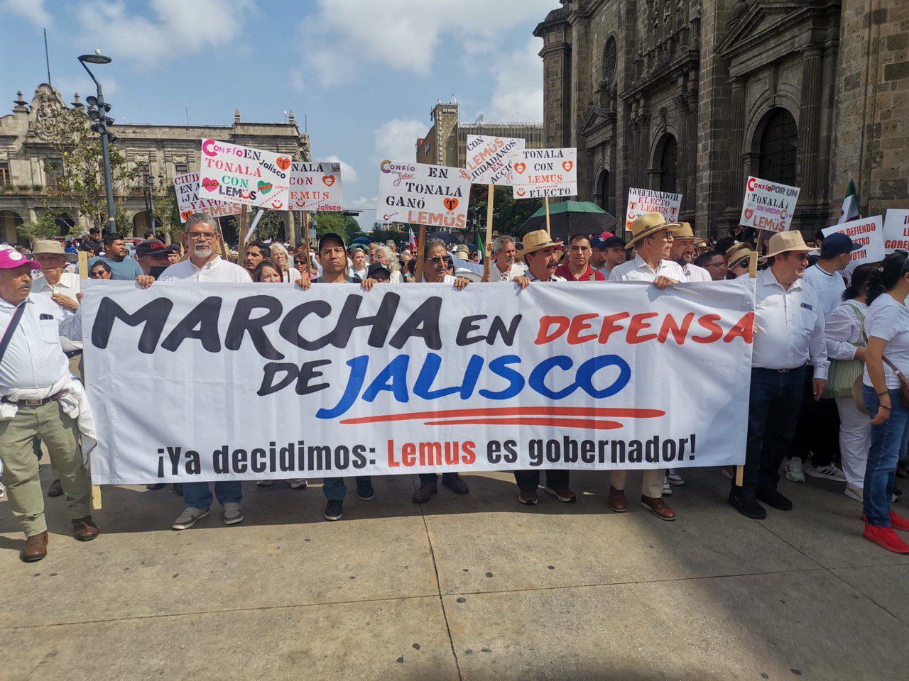 Participan miles de personas en ‘Marcha por la Defensa de Jalisco’