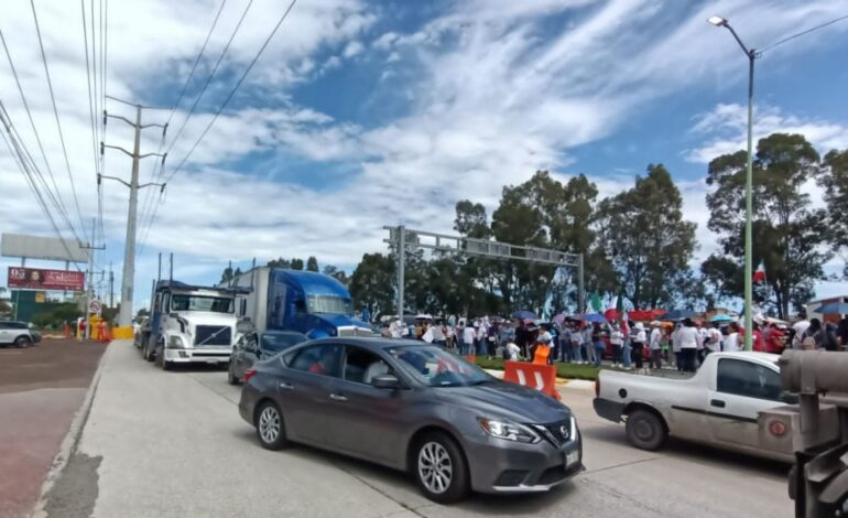 Caos en la México-Puebla por bloqueo de trabajadores del Poder Judicial