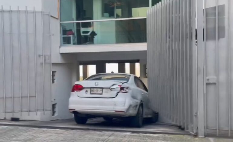 video auto choca se da a la fuga y termina dentro de inmueble en la benito juarez