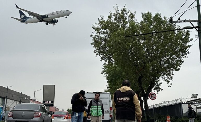 Muere hombre atropellado por camión de transporte público frente a metro Hangares