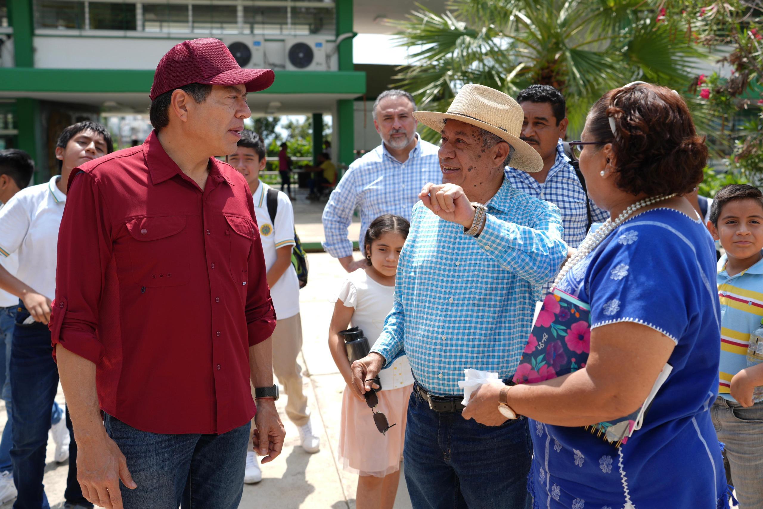 Encabeza titular de la SEP brigadas de limpieza en escuelas de Acapulco tras paso del huracán John