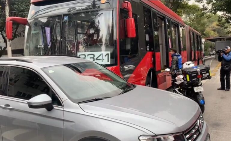 Metrobús choca contra camioneta que se pasa el alto en Eje 4; al menos 10 heridos