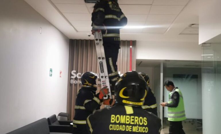 Corto circuito genera movilización de bomberos en un banco de Plaza Inn