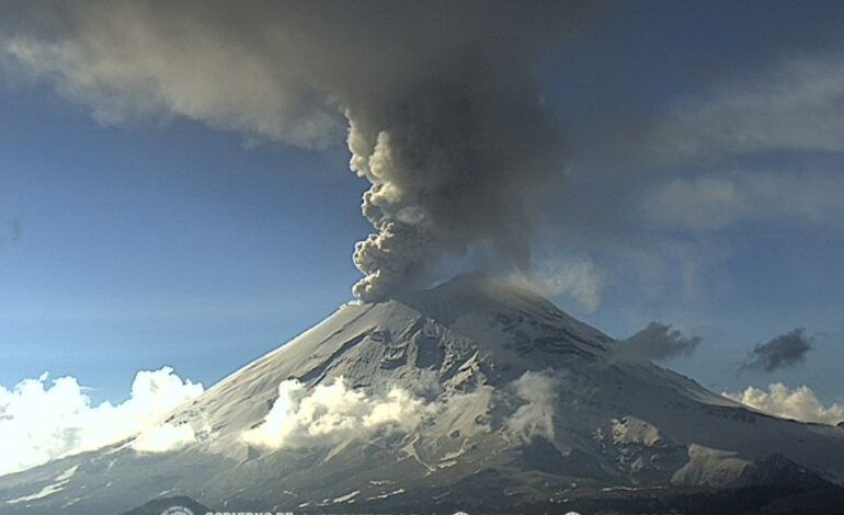 Popocatépetl emite fumarola y mantiene Semáforo de Alerta en Amarillo Fase 2