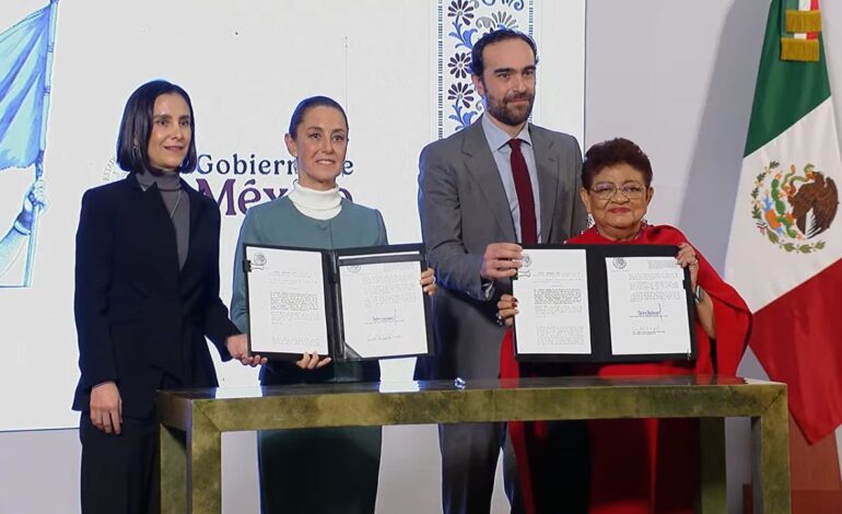 Sheinbaum firma decreto que devuelve CFE y PEMEX al pueblo; anuncia reforma ferroviaria