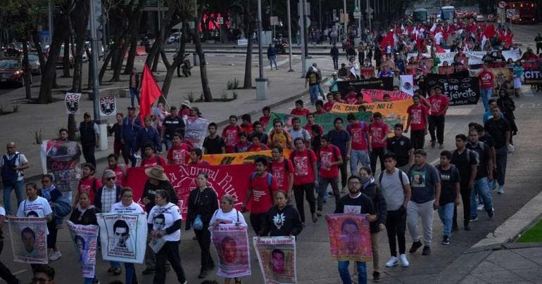 Marchan en la CDMX por la desaparición de los 43 normalistas de Ayotzinapa