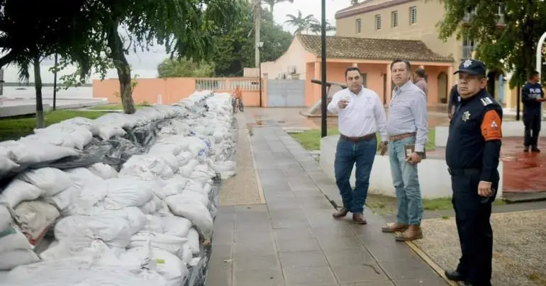 Autoridades y ciudadanos de Tlacotalpan contienen inundación