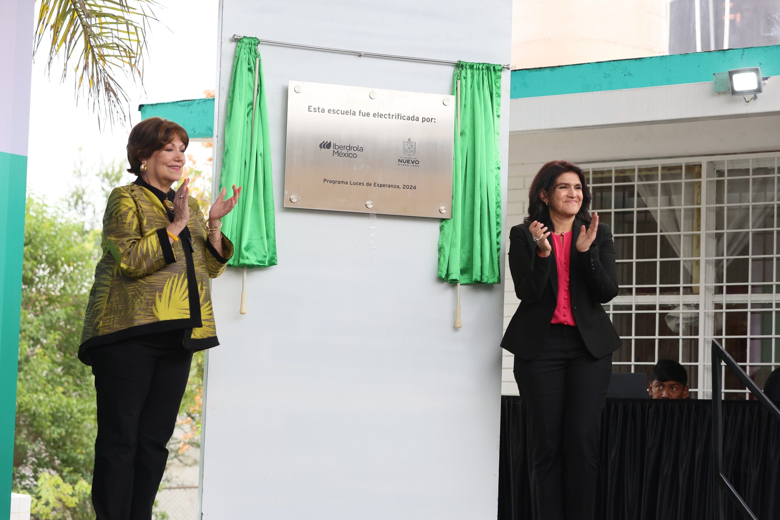 Gobierno de Nuevo León e Iberdrola México instalan paneles solares en siete planteles educativos