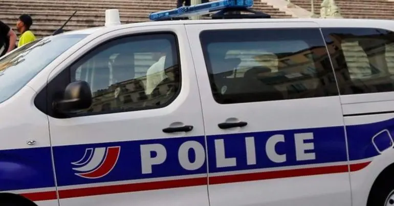 hombre amenaza con suicidarse y mantiene rehenes en restaurante de paris