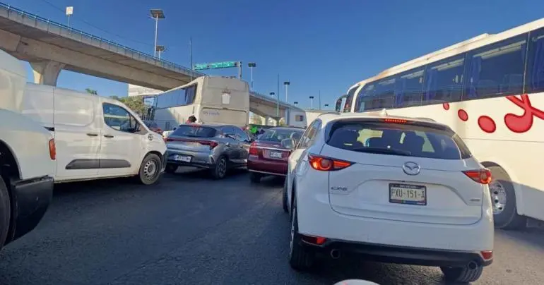 Autopista México-Querétaro: Vecinos realizan bloqueo a la altura de Plaza Arkana