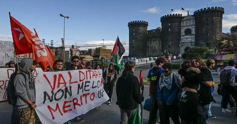 Estudiantes italianos se enfrentan a policías en el ‘No Meloni Day’