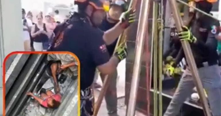 video rescatan a dos mujeres tras caer en tumba de panteon en monterrey