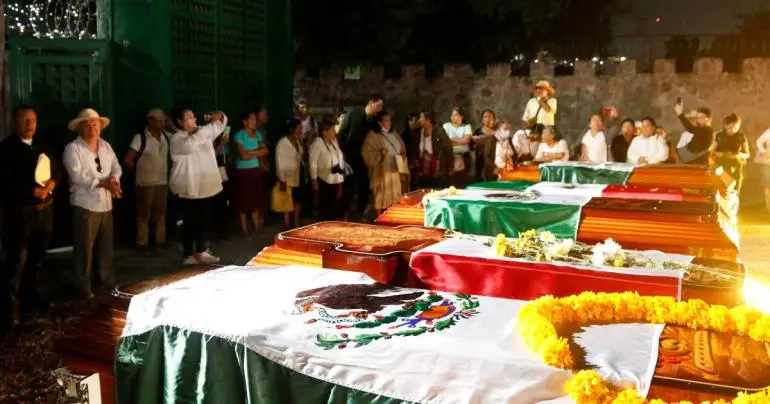 Familiares de victimas de ‘Guerra Sucia protestan con feretros en Guerrero 2